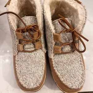 Minnetonka 6 slippers